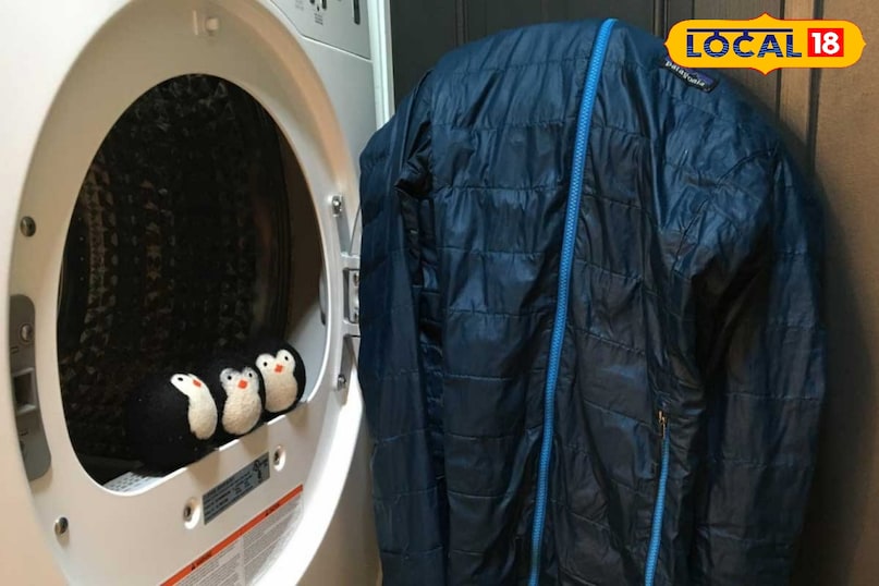 सुखाने का टेनिस बॉल ट्रिक पफर जैकेट के साथ सबसे बड़ी समस्या यह होती है कि धोने के बाद उसकी रुई एक जगह जमा होकर गांठ बन जाती है। इसे रोकने के लिए यदि आपके पास ड्रायर है तो जैकेट के साथ 2-3 साफ टेनिस बॉल अंदर डाल दें। जब ड्रायर घूमेगा तो बॉल्स जैकेट से टकराएंगी और उसके अंदर के मटेरियल को वापस फुला देंगी। सुखाने का टेनिस बॉल ट्रिक पफर जैकेट के साथ सबसे बड़ी समस्या यह होती है कि धोने के बाद उसकी रुई एक जगह जमा होकर गांठ बन जाती है। इसे रोकने के लिए यदि आपके पास ड्रायर है तो जैकेट के साथ 2-3 साफ टेनिस बॉल अंदर डाल दें। जब ड्रायर घूमेगा तो बॉल्स जैकेट से टकराएंगी और उसके अंदर के मटेरियल को वापस फुला देंगी।