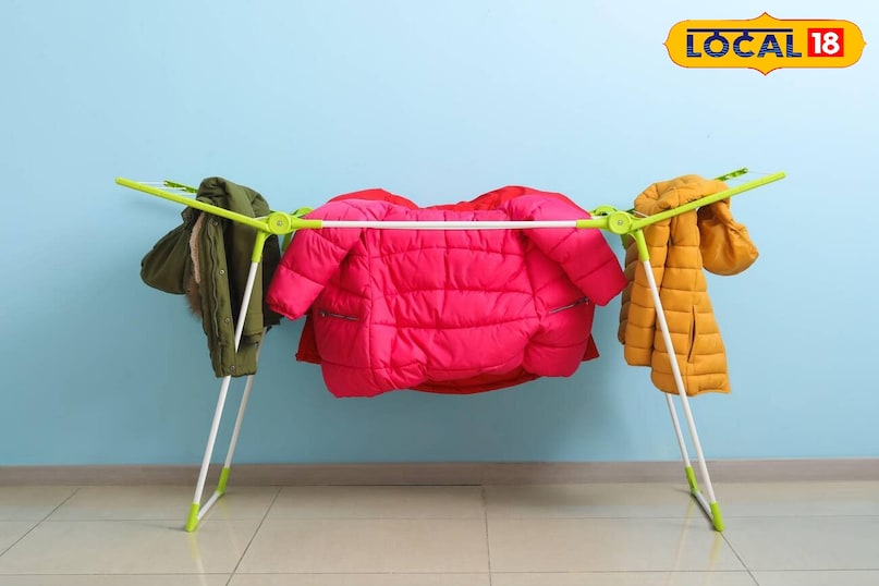 धूप में सुखाना अगर ड्रायर नहीं है तो जैकेट को सपाट जगह पर लिटाकर सुखाएं हैंगर पर न लटकाएं, वरना सारा मटेरियल नीचे जमा हो जाएगा। हर 30 मिनट में जैकेट को हाथों से थपथपाएं और हिलाएं ताकि गांठें न बनें। धूप में सुखाना अगर ड्रायर नहीं है तो जैकेट को सपाट जगह पर लिटाकर सुखाएं हैंगर पर न लटकाएं, वरना सारा मटेरियल नीचे जमा हो जाएगा। हर 30 मिनट में जैकेट को हाथों से थपथपाएं और हिलाएं ताकि गांठें न बनें।