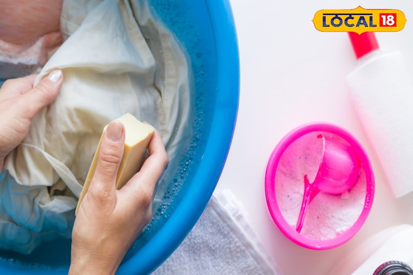 दाग-धब्बों के लिए स्पॉट क्लीनिंग अगर पूरी जैकेट गंदी नहीं है, तो उसे बार-बार धोने की जरूरत नहीं है एक मग पानी में थोड़ा सा डिश सोप मिलाएं। एक मुलायम कपड़े या पुराने टूथब्रश की मदद से सिर्फ दाग वाली जगह को हल्के हाथों से रगड़ें। गीले कपड़े से पोंछकर उसे पंखे की हवा में सुखा लें। दाग-धब्बों के लिए स्पॉट क्लीनिंग अगर पूरी जैकेट गंदी नहीं है, तो उसे बार-बार धोने की जरूरत नहीं है एक मग पानी में थोड़ा सा डिश सोप मिलाएं। एक मुलायम कपड़े या पुराने टूथब्रश की मदद से सिर्फ दाग वाली जगह को हल्के हाथों से रगड़ें। गीले कपड़े से पोंछकर उसे पंखे की हवा में सुखा लें।