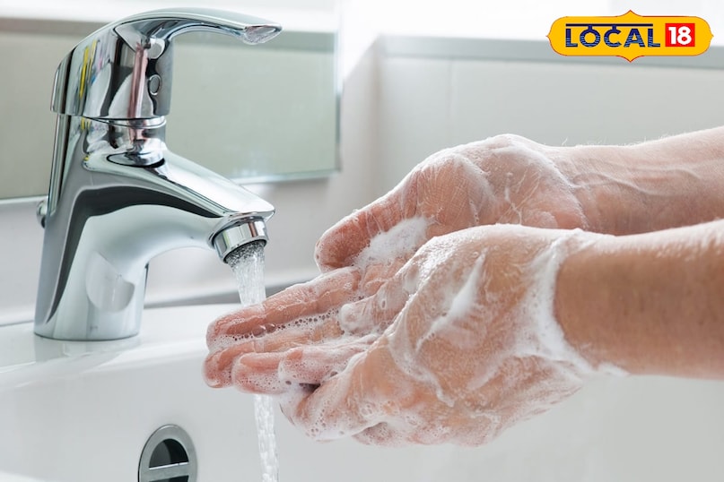 पैरों के नीचे मैट बिछानी चाहिए. इससे शरीर का तापमान संतुलित बना रहेगा पैरों के नीचे मैट बिछानी चाहिए. इससे शरीर का तापमान संतुलित बना रहेगा