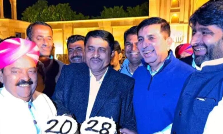 यह सियासत है जनाब, बड़ा अजब गजब है इसका मिजाज, यहां समय की नजाकत पर टिकी होती है दोस्ती और दुश्मनी