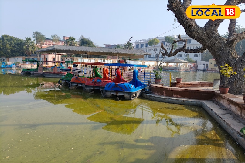 लिलीपोंड परिसर में तैयार की जा रही चौपाटी पर करीब 40 तरह के व्यंजन आम लोगों के लिए उपलब्ध है. देसी स्वाद से लेकर फास्ट फूड तक, हर वर्ग और हर उम्र के लोगों की पसंद को ध्यान में रखते हुए फूड स्टॉल विकसित किए जा रहे हैं. लिलीपोंड परिसर में तैयार की जा रही चौपाटी पर करीब 40 तरह के व्यंजन आम लोगों के लिए उपलब्ध है. देसी स्वाद से लेकर फास्ट फूड तक, हर वर्ग और हर उम्र के लोगों की पसंद को ध्यान में रखते हुए फूड स्टॉल विकसित किए जा रहे हैं.