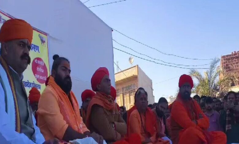 पोकरण में बैल हत्या के विरोध में बाजार रहे बंद, पुलिस ने 6 आरोपियों को गिरफ्तार कर सड़कों पर करवाई परेड!