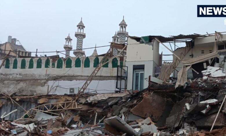 Faiz-e-Ilahi Mosque Demolition Drive LIVE | Turkman Gate Demolition Drive | तुर्कमान गेट के आसपास कर्फ्यू जैसा माहौल, पत्‍थरबाजों की आएगी शामत, MCD-पुलिस ने शुरू किया खास काम | Faiz-e-Ilahi Mosque Anti Encroachment Demolition Drive LIVE mcd bulldozer action violent protest delhi high court turkman gate