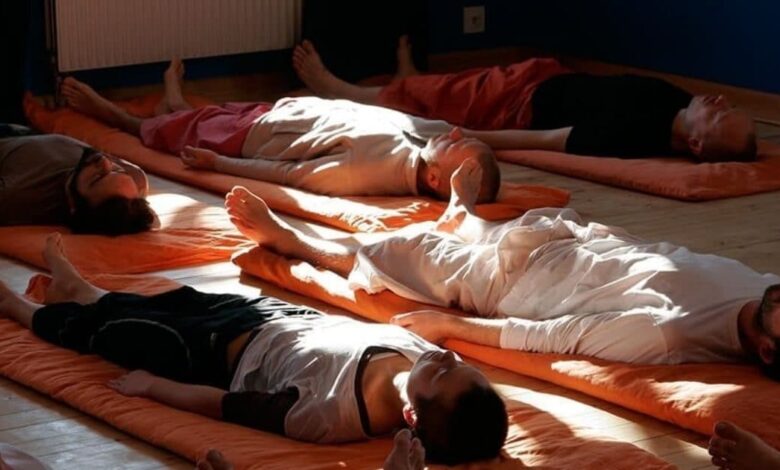 Health Benefits of Yoga Nidra: योग निद्रा करने से क्या होता है