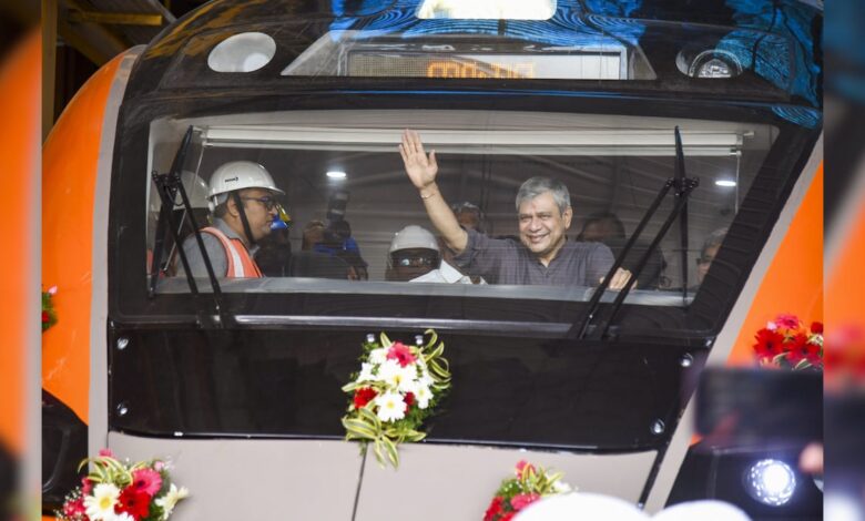 PHOTOS: वंदे भारत स्‍लीपर ट्रेन नहीं, धरती का है पुष्‍पक विमान, लग्‍जरी का दूसरा नाम, देखें अंदर की तस्‍वीरें | vande bharat sleeper train interior luxury berth modern technology pushpak vimaan type travel experience