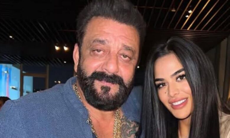 'टॉक्सिक फैमिली' बयान के महीनों बाद 'चुप्पी' पर संजय दत्त की बेटी का क्रिप्टिक पोस्ट- 'आपका बोलना खतरनाक है'