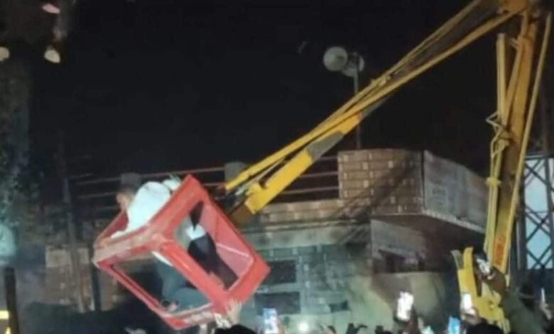 दौसा में हाई वोल्टेज ड्रामा! कोतवाली के बाहर बिजली के खंभे पर चढ़ा युवक, घंटों चला ड्रामा, पुलिस ने ऐसे उतारा