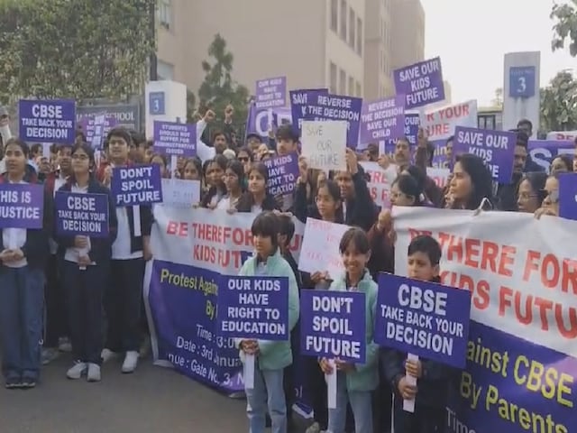 जयपुर के नीरजा मोदी स्कूल की मान्यता रद्द पर अभिभावकों का विरोध