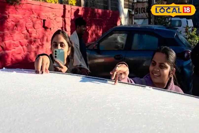 माउंट आबू में कार की छत पर जमीं बर्फ माउंट आबू में कार की छत पर जमीं बर्फ