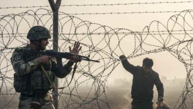 बांग्लादेश बॉर्डर पर खड़ा था शख्स, मौका पाते ही कटीले तारों को किया पार, BSF ने पकड़ा तो खुला 'गोल्डन' राज