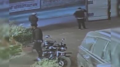 भूख नहीं ठंड लगी थी! होटल में खाना खाने गए युवकों की बाइक से जैकेट चोरी, CCTV में कैद वारदात