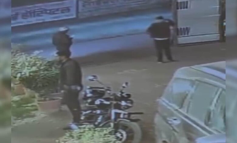 भूख नहीं ठंड लगी थी! होटल में खाना खाने गए युवकों की बाइक से जैकेट चोरी, CCTV में कैद वारदात