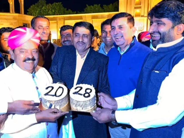 यह सियासत है जनाब, बड़ा अजब गजब है इसका मिजाज, यहां मौका ही सबकुछ होता है