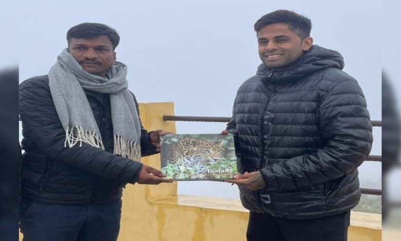 सेलिब्रिटी टच से चमका झालाना! सूर्य कुमार ने मॉर्निंग सफारी में की जंगल की सैर, वन विभाग से भी मिले