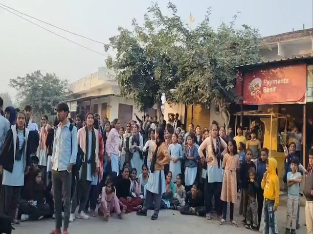 शिक्षक प्रहलाद के तबादले से छात्र नाराज, हाईवे पर बैठकर रोका ट्रैफिक!