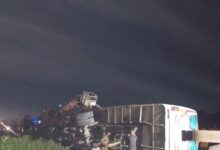 नेशनल हाईवे पर बेकाबू हुई स्लीपर बस, डिवाइडर लांघकर पलटी, 3 यात्री उछलकर सड़क पर गिरे, हुई मौत