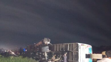 नेशनल हाईवे पर बेकाबू हुई स्लीपर बस, डिवाइडर लांघकर पलटी, 3 यात्री उछलकर सड़क पर गिरे, हुई मौत