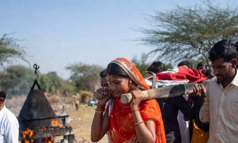 सवाई माधोपुर में बेटी ने निभाया बेटे का फर्ज… पिता की अर्थी को कंधा देकर मुखाग्नि तक, बदल दी परंपरा