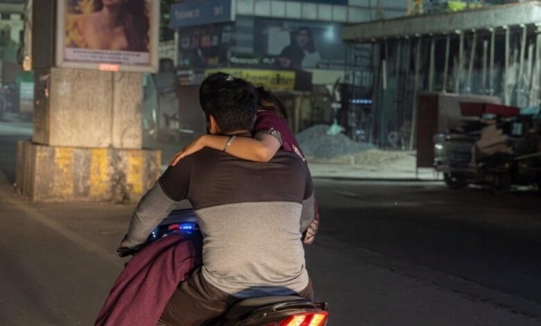 अजमेर में सड़क पर फिल्मी स्टाइल स्टंट पड़ा भारी, पत्नी को गोद में बिठाकर बाइक चलाने वाला युवक डिटेन