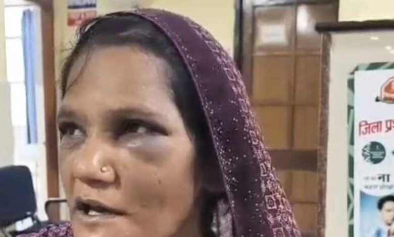 पति ने पत्नी को कुंए पर ले जाकर कहा, 'झांककर देखो कितना पानी है', झांकते ही पीछे से धक्का देकर भाग छूटा