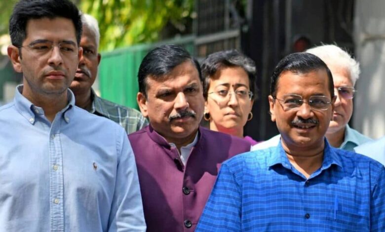 Arvind Kejriwal Raghav Chadha News । केजरीवाल को 'धक्का' देने वाले राघव क्या खाएंगे झटका? शिवसेना केस में सुप्रीम कोर्ट की ये दलील पलट सकती है खेल