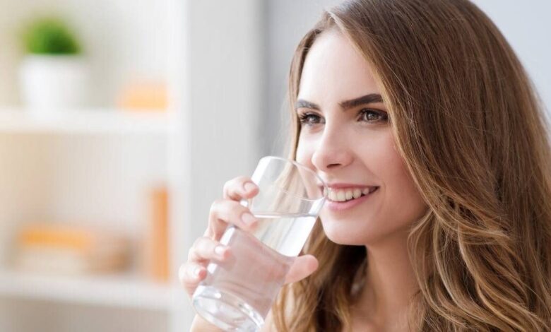 Health Tips: गर्मी में गुनगुना पानी पीना पड़ सकता है भारी, जानिए किन लोगों को तुरंत बदलनी चाहिए यह आदत