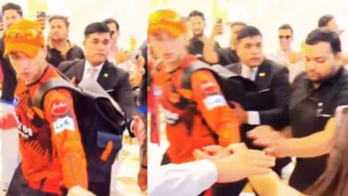 VIDEO: अभिषेक शर्मा के साथ हुई छेड़छाड़? पागल फैनगर्ल ने जबरदस्ती हाथ पकड़कर खींचा, सुरक्षा गार्ड ने मुश्किल से छुड़ाया