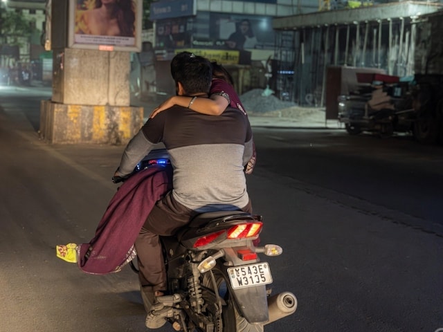 पत्नी को गोद में बिठाकर बाइक दौड़ाना पड़ा महंगा, पुलिस ने स्टंटबाज युवक को पकड़ा