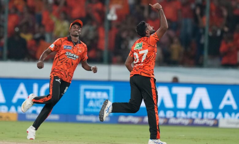 अभिषेक के बल्ले से बरसे रिकॉर्ड, मलिंगा-हर्ष के दो गेंद पर दो विकेट, तस्वीरों में देखें दिल्ली-हैदराबाद मैच के टॉप मोमेंट्स