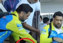 एयरपोर्ट पर मोर पंख लिए नजर आए धोनी, वायरल वीडियो पर फैंस ने किए मजेदार कमेंट्स
