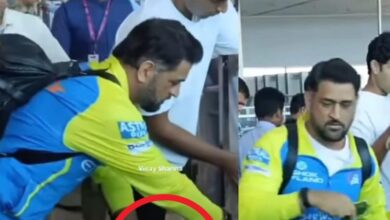 एयरपोर्ट पर मोर पंख लिए नजर आए धोनी, वायरल वीडियो पर फैंस ने किए मजेदार कमेंट्स