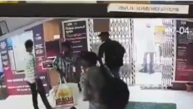 कैश मूवमेंट को जानबूझकर बनाया निशाना? अलार्म किया बंद और दिनदहाड़े SBI बैंक में लूट लिए 50 लाख, सूरत में मचा कोहराम