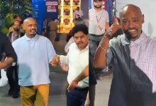 खुद से चल भी नहीं पा रहे, दूसरों के सहारे मुंबई-हैदराबाद का आईपीएल मैच देखने पहुंचे विनोद कांबली