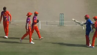 चल निकल... गेंदबाज ने किया इशारा, बैट लेकर मारने दौड़ा बल्लेबाज, मैदान पर हाई वोल्टेज ड्रामा