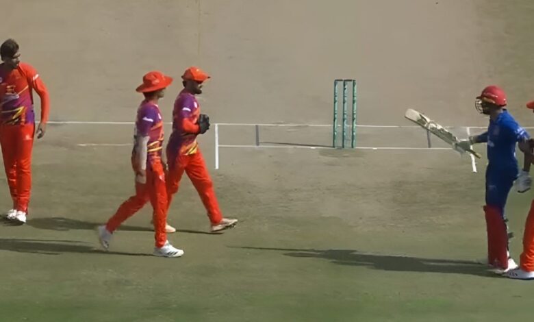 चल निकल... गेंदबाज ने किया इशारा, बैट लेकर मारने दौड़ा बल्लेबाज, मैदान पर हाई वोल्टेज ड्रामा