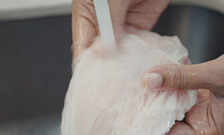 चिकन बनाने से पहले धोना चाहिए या नहीं? अगर आप करते हैं ये गलती तो कोई फायदा नहीं, जानें क्या कहते हैं एक्सपर्ट