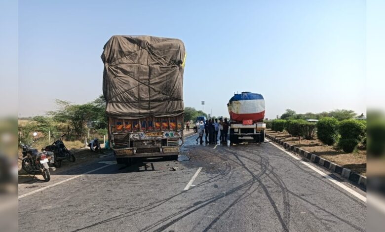 जयपुर-कोटा हाईवे पर पलटा टैंकर, सड़क पर फैला सरसों तेल, लूटने उमड़ी भीड़, देखें वीडियो