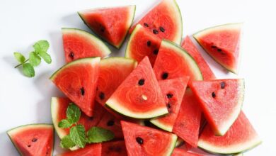 तरबूज के साथ बीज चबाकर खाएंगे, तो क्या होगा? सेहत के लिए फायदेमंद या नुकसानदायक, एक्सपर्ट से समझिए