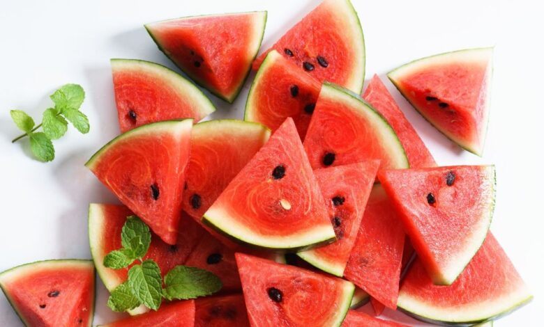 तरबूज के साथ बीज चबाकर खाएंगे, तो क्या होगा? सेहत के लिए फायदेमंद या नुकसानदायक, एक्सपर्ट से समझिए