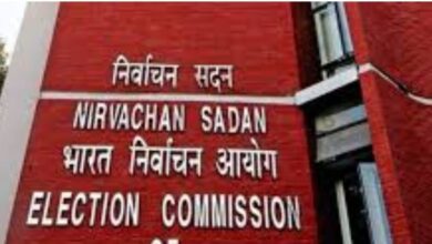 पश्चिम बंगाल में चुनाव आयोग का एक्शन, TMC का प्रचार करने वाले तीन BLO सस्पेंड, विधाननगर पुलिस कमिश्नर पर भी गिरी गाज