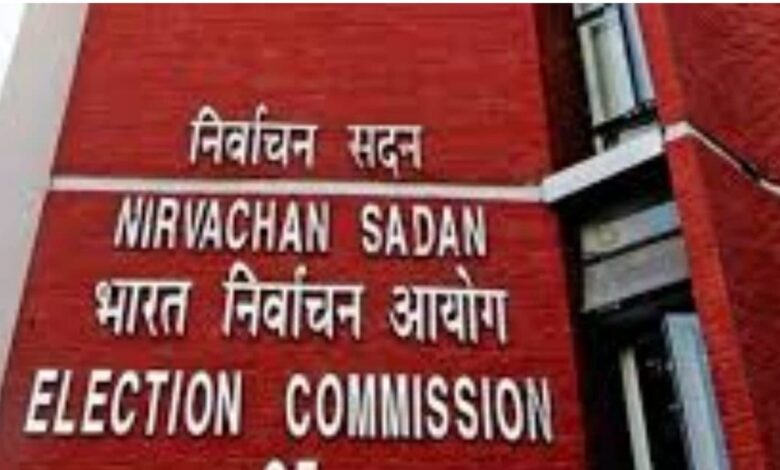 पश्चिम बंगाल में चुनाव आयोग का एक्शन, TMC का प्रचार करने वाले तीन BLO सस्पेंड, विधाननगर पुलिस कमिश्नर पर भी गिरी गाज