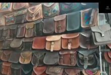 पुष्कर बाजार में लेदर का जलवा! विदेशी पर्यटकों को भा रहे बैग, जूते और जैकेट, हर रेंज में है उपलब्ध