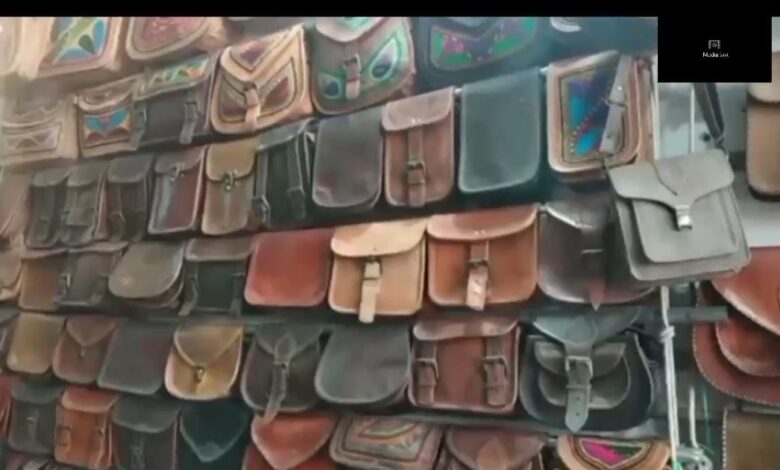 पुष्कर बाजार में लेदर का जलवा! विदेशी पर्यटकों को भा रहे बैग, जूते और जैकेट, हर रेंज में है उपलब्ध