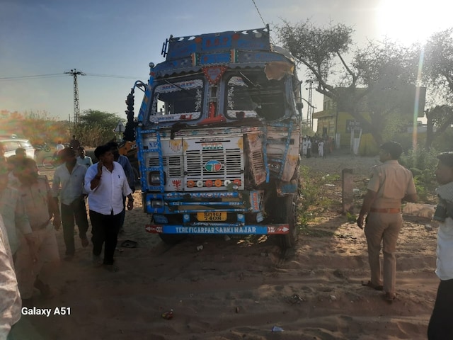 Barmer: स्कूली बस को ट्रक ने मारी जोरदार टक्कर, एक मासूम की मौत, कई घायल