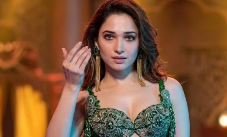 'बुरा लगा तो पैर छूने को तैयार हूं', तमन्ना भाटिया को 'दूधिया बदन' कहना पड़ा भारी, अब 71 साल के एक्टर ने दी सफाई