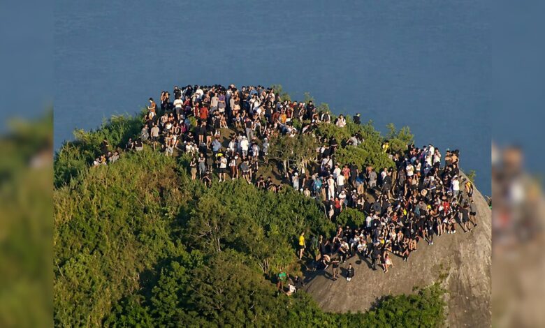 ब्राजील में पहाड़ी पर थे 200 सैलानी, तभी शुरू हो गई गोलियों की तड़तड़ाहट, क्या हुआ आगे? देखें वीडियो