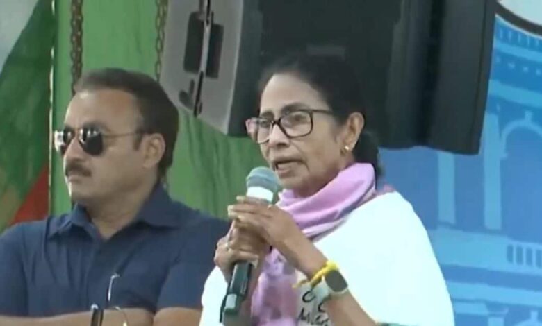 'भाजपा के पतन की शुरुआत हो चुकी है', संसद में महिला आरक्षण बिल गिरने पर ममता ने उल्टे मोदी सरकार को लिया लपेट!