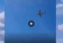 मिलिट्री प्लेन से ड्रॉप किया जा रहा था था सैन्य वाहन, हवा में हुआ दो-टुकड़े, दिल दहला देगा वीडियो