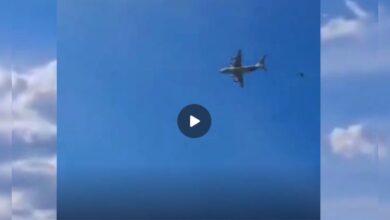 मिलिट्री प्लेन से ड्रॉप किया जा रहा था था सैन्य वाहन, हवा में हुआ दो-टुकड़े, दिल दहला देगा वीडियो